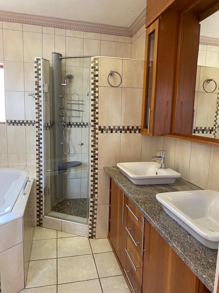 5 Bedroom Property for Sale in Birdwood Estate North West